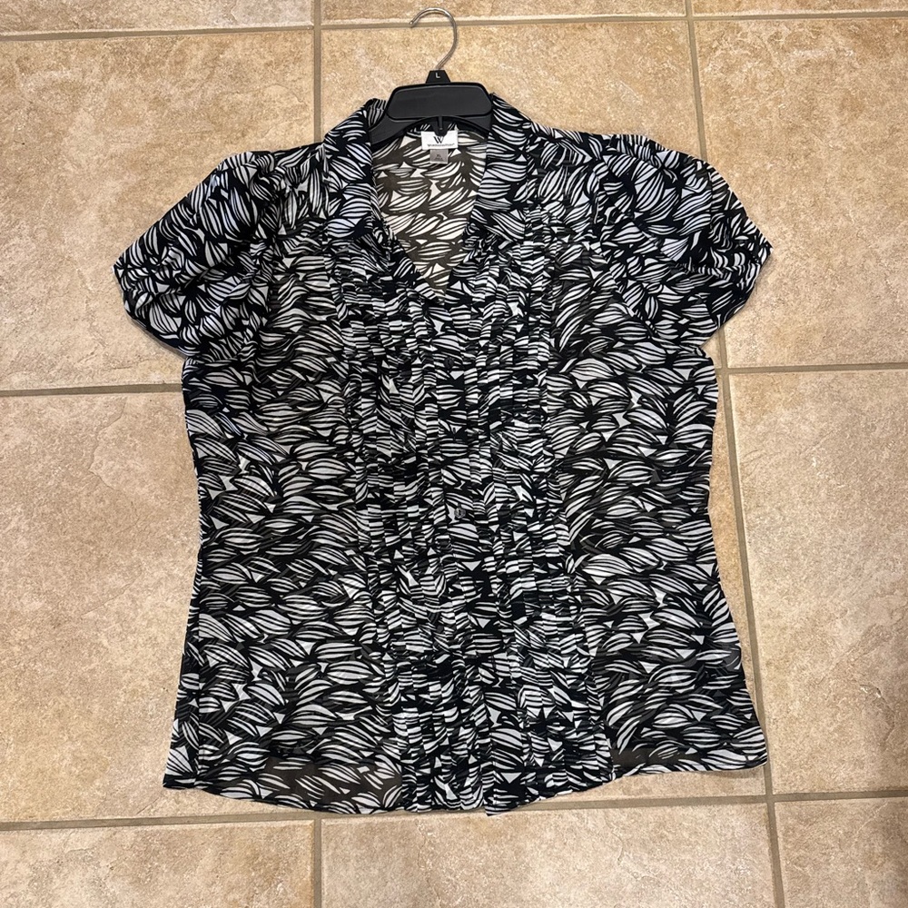 Worthington pleated button up short sleeve dress shirt